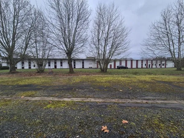 À CÉDER - GRAND SITE INDUSTRIEL POLYVALENT AVEC RÉSERVE FONCIÈRE