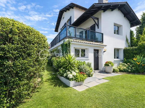 Maison 9 pièces 221 m²