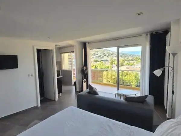 Appartement meublé 30 m² - Grand balcon, vue dégagée, piscine - Mandelieu