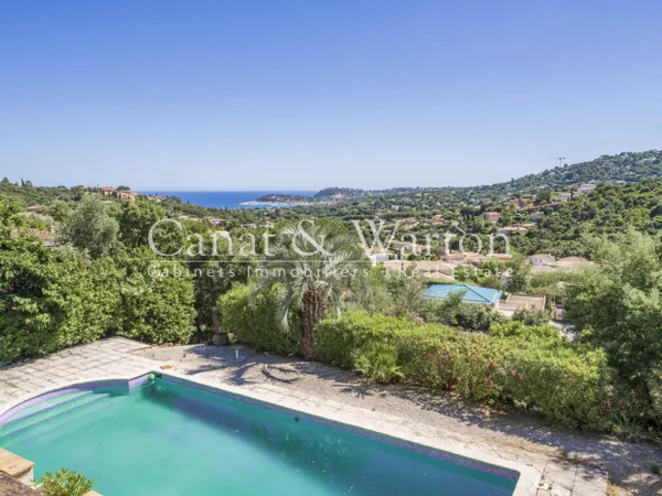 VUE MER EXCEPTIONNELLE SUR LA BAIE DE CAVALAIRE: VILLA AVEC PISC
