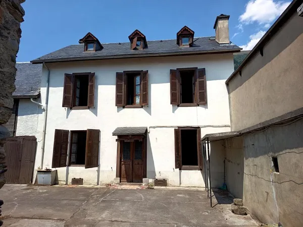 Maison de caractère dans village prisé