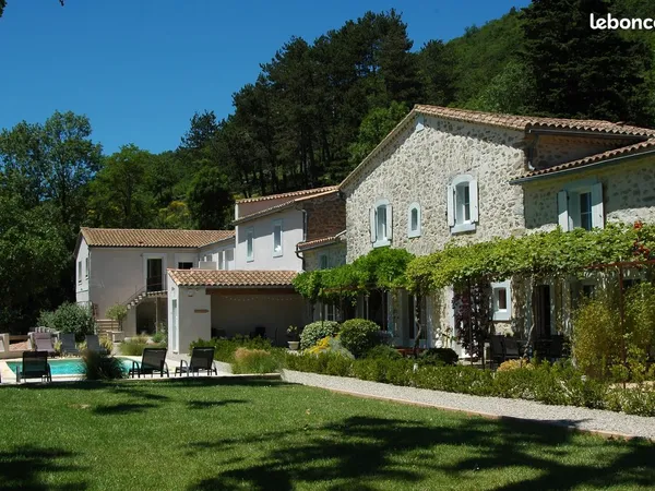 Propriété ENTIEREMENT rénovée, de 700 m² habitable, sur 21 ha, avec piscine, proche de Limoux et Car