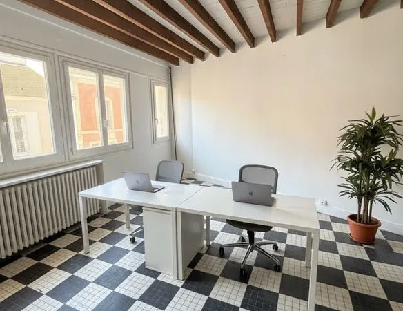 Bureaux 33 m² rénovés, centre-ville Coulommiers, rue piétonne