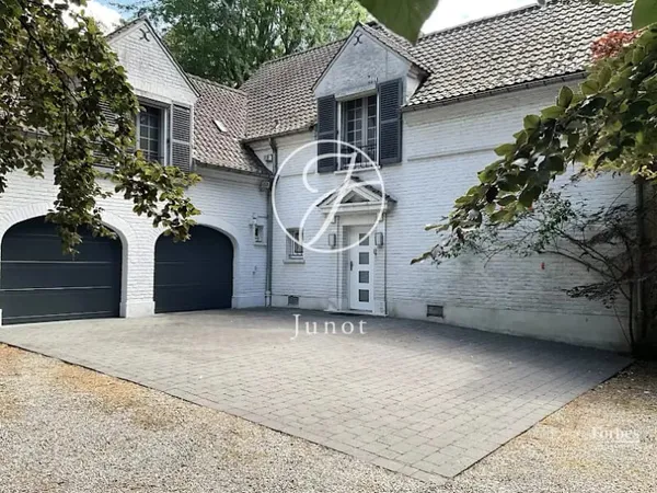 Maison 8 pièces 330 m²