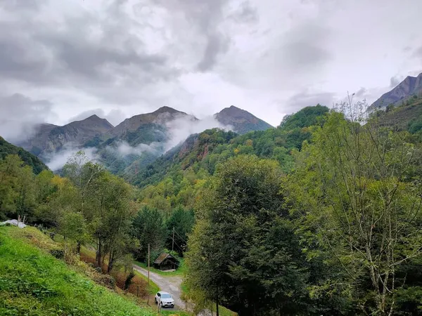 Superbe maison pierre renovée dans petite vallée située dans le parc regional Ariegois.