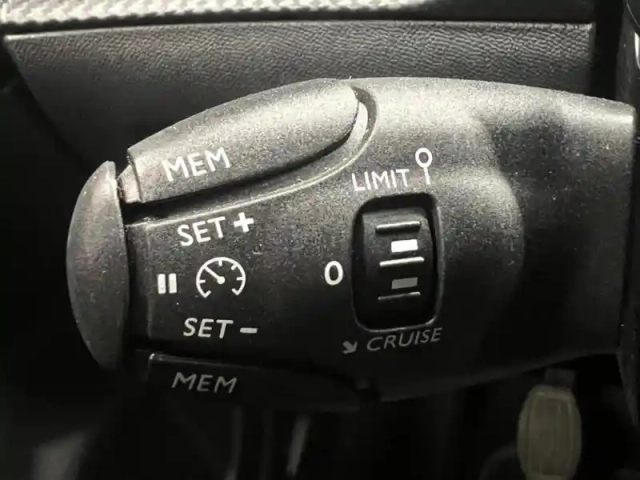 Peugeot 2008 1.2 puretech 130ch s&amp;s active pack — photo 12