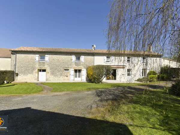 Maison en pierre à Sainte Neomaye