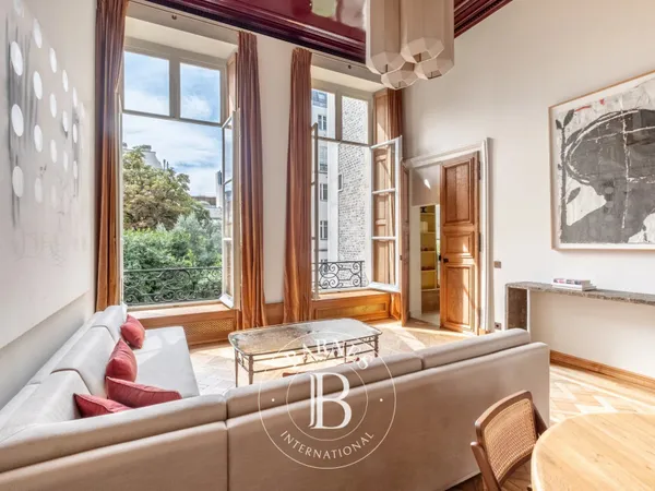 Paris 7 - Bac/Varenne - Vue jardin/plein sud - Somptueux appartement entièrement rénové
