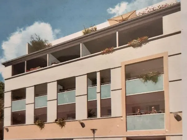 Studio 30m² terrasse 10m² centre Nîmes parking privé