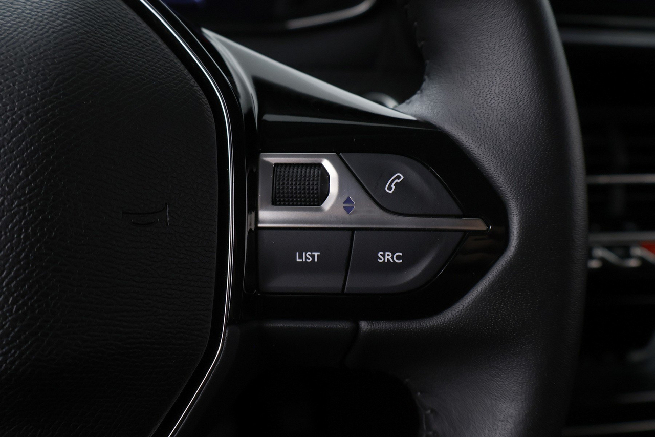 Peugeot 208 — photo 18