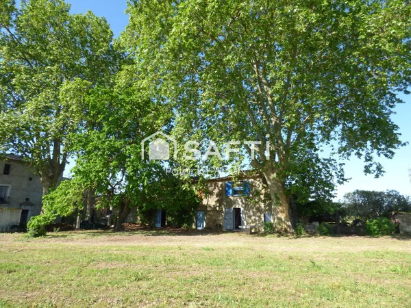 Batiment agricole, gite et terrain.