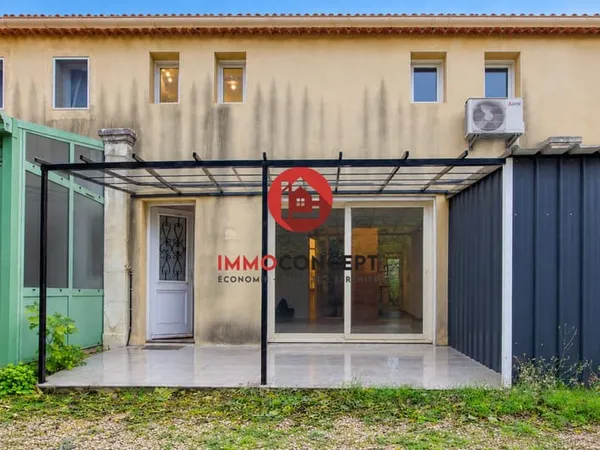 Maison de ville avec terrasse et séjour lumineux