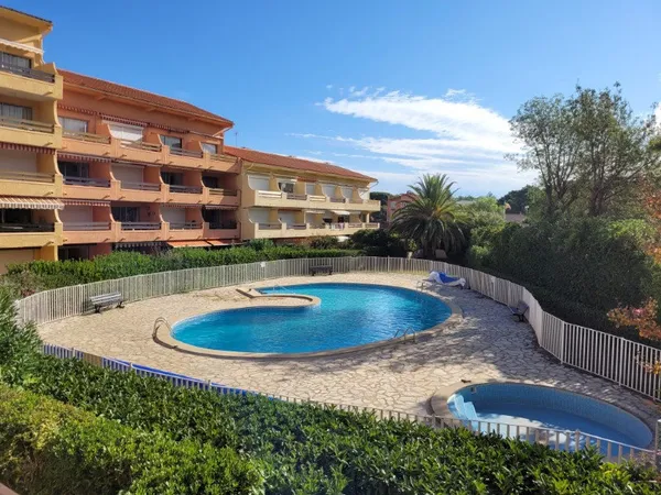 A VENDRE T2 3EME ETAGE ASCENSEUR RESIDENCE PISCINE