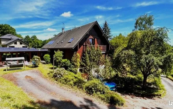 Maison 257 m² -Cadre nature - Piscine intérieure - Ussel