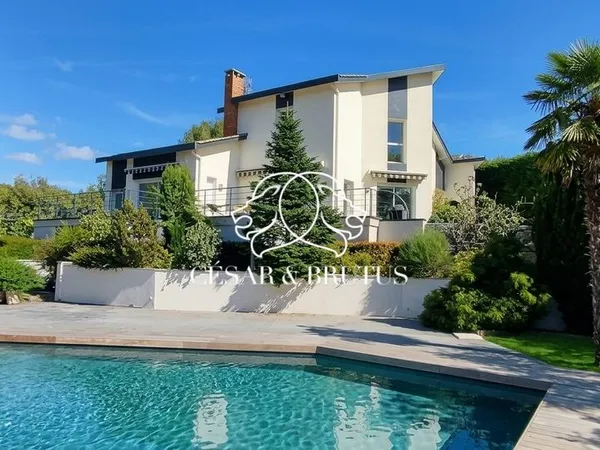 Propriété 7 pièces 274 m²
