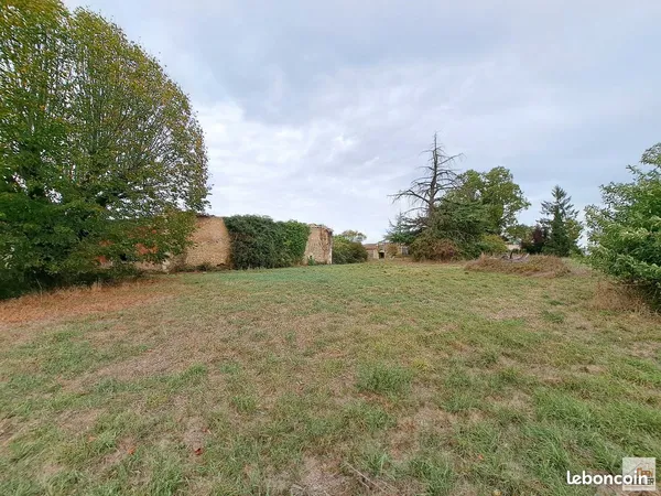 Terrain constructible - 5642 m² - divers bâtiments à réhabiliter