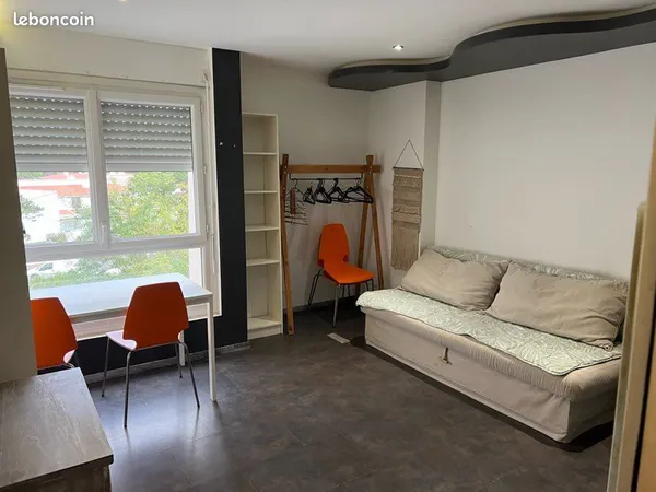 Loue studio meublé à l'année