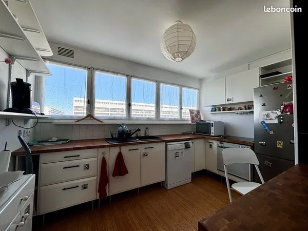 Chambre lumineuse et confortable dans grand appartement avec vue, très bien situé
