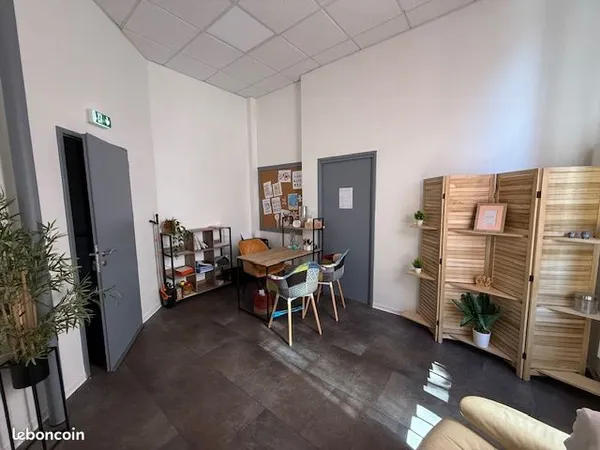 À louer — Local commercial / Bureau de 14,40 m² — Place de la République, Avignonet-Lauragais (31290