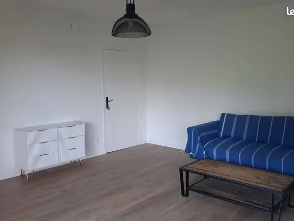 À louer, agréable T2 meublé de 45 m², entièrement refait à neuf, clim réversible, parking extérieur,