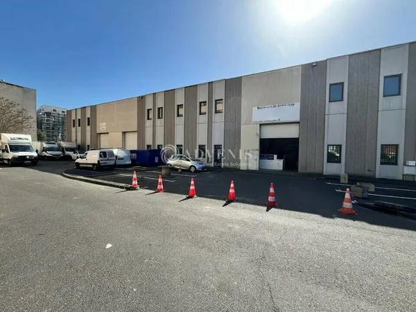 Bureau 949 m²