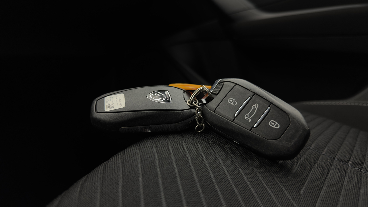 Peugeot 308 SW PHEV 180 e-EAT8 — photo 41