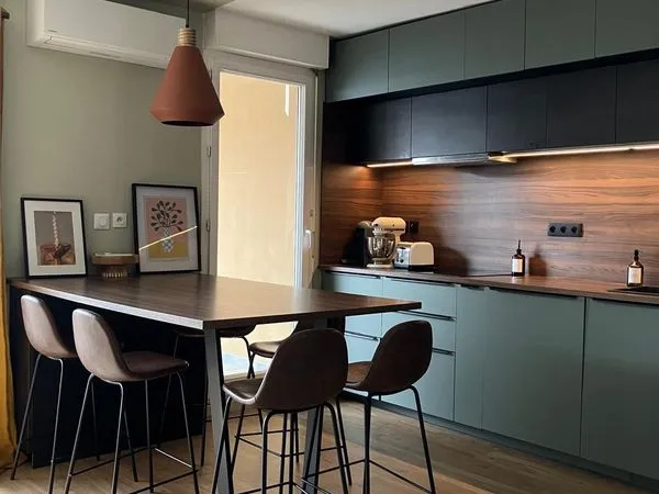 T2 meublé 50 m² à 2 min des Allées Provençales - balcon d'angle, clim, garage possible Texte :