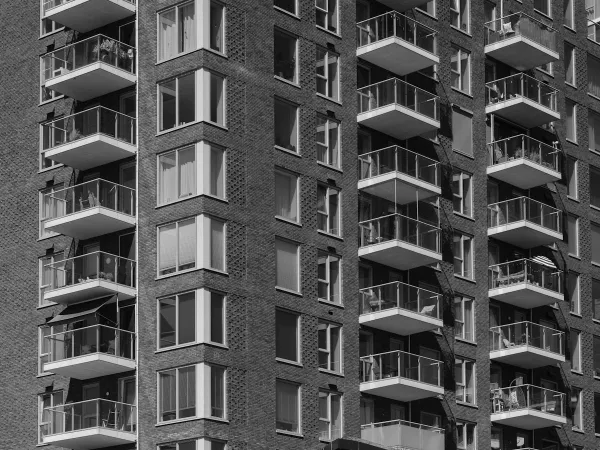 Vivre en appartement ou en maison : avantages, contraintes et coûts comparés