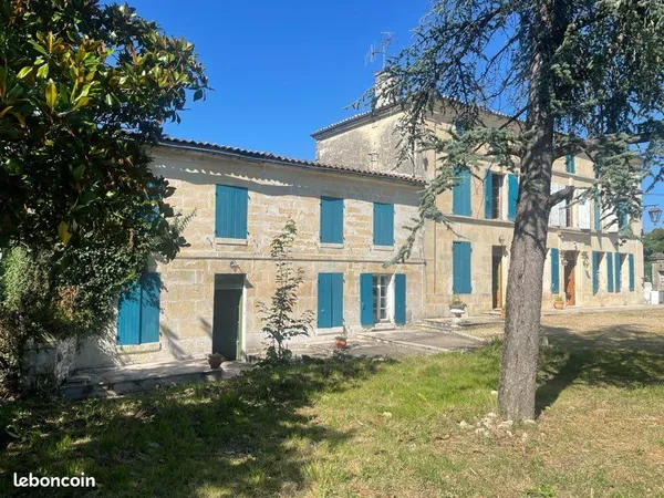 Maison charentaise en pierre avec beaucoup de travaux
