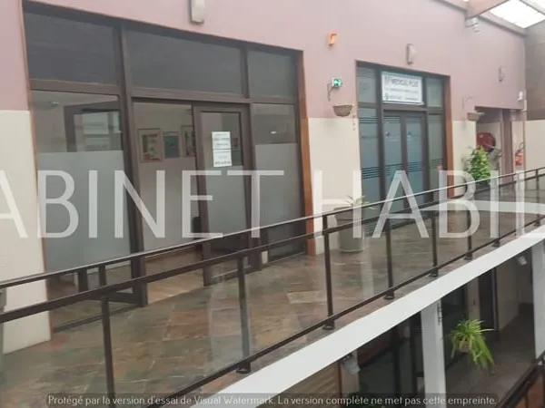 A LOUER - LOCAL DE 70 M2 ENVIRON - SAINT-PIERRE - LOYER 1 33