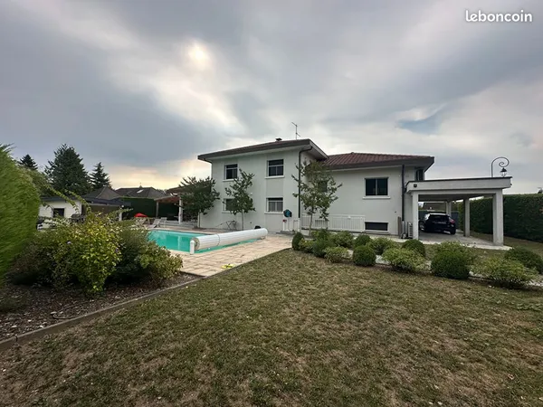 Maison 8 pièces 242 m²