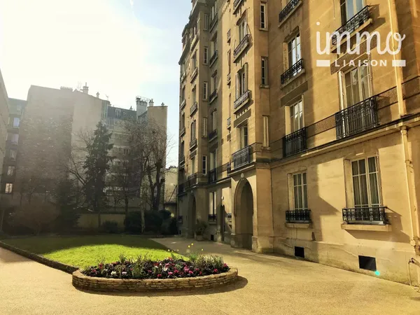 Appartement T4  112 m² - PARIS XVI avec cour privative