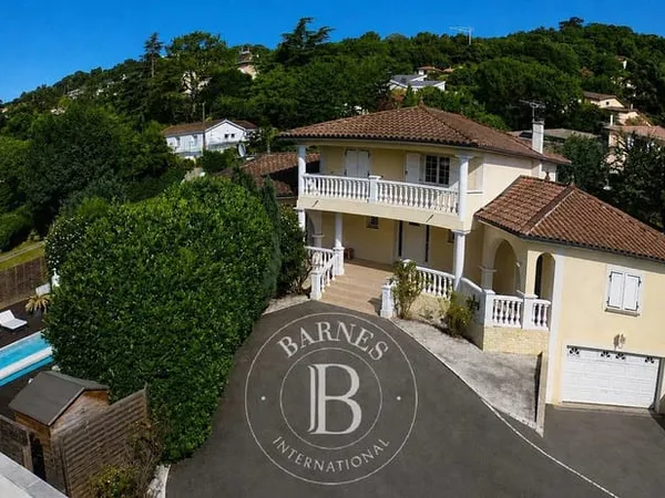 NEYRON - Maison de 200 m² environ - 5 chambres - Jardin de 1052m² environ - Piscine - Terrain de pét