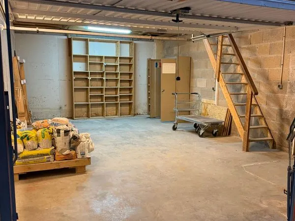BOX DE STOCKAGE SÉCURISÉ - 110 m² (35m2 rdc + 75m2 étage) - DISPONIBLE IMMÉDIATEMENT
