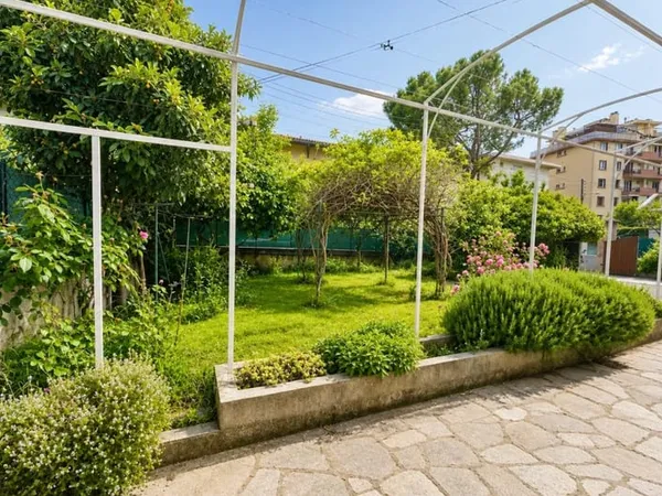 NICE - 3 PIÈCES EN REZ-DE-JARDIN - CALME - STATIONNEMENT PRIVATIF