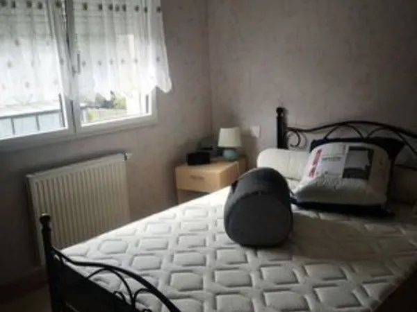 CHAMBRE MEUBLEE AVEC ESPACE DE VIE INDEPENDANT.