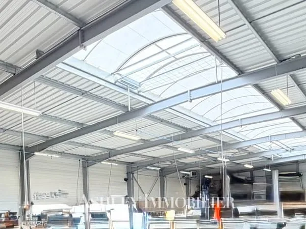 A vendre Aytré Bâtiment d'activité et/ou stockage d'environ 880 m2 sur terrain clos de 2 468 m2