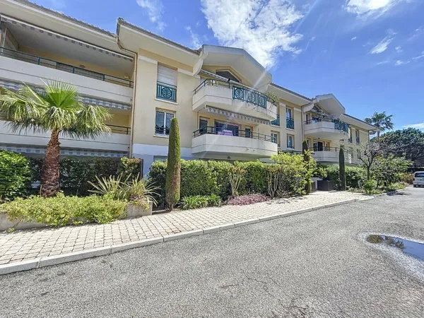 PORT FRÉJUS ? T2 avec terrasse et garage à deux pas de la mer