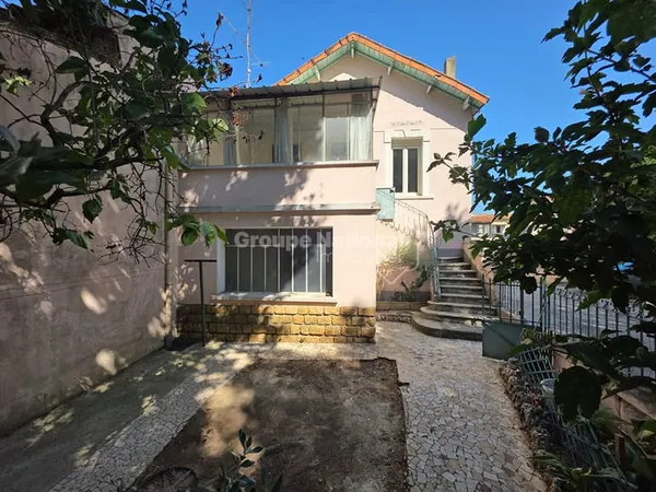 Maison de ville - Potentiel - Grands garages et cour