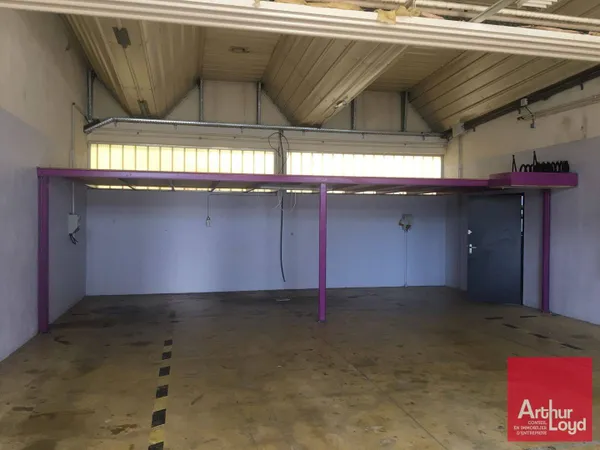 Local d'activité 148 m²