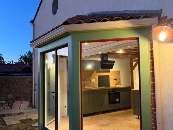 Maison de caractère 73 m² rénovée avec goût, 2 suites, jardin - La Varenne (Orée-d'Anjou)
