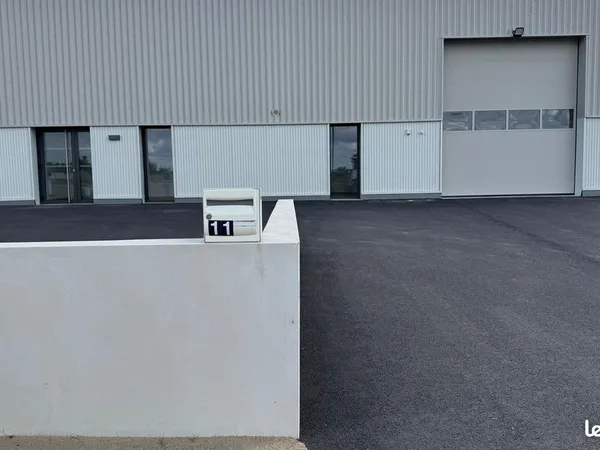 Local neuf à louer 300m²