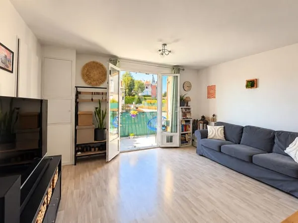 Appartement Villenoy proche gare - F2 - balcon et place de stationnement - dernier étage.