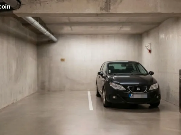Grande place en parking sous terrain sécurisé