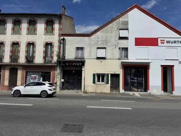 Immeuble avec local commercial et appartement