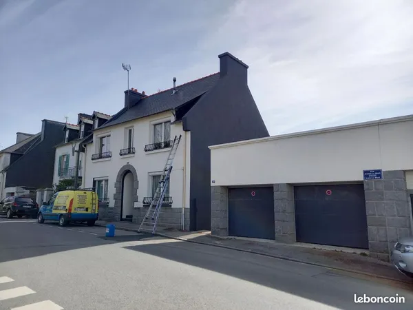 Carhaix centre maison de six pieces sur sous -sol avec 3 grands garages