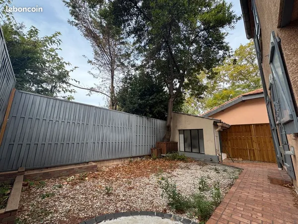 Située dans un quartier calme et recherché, cette maison de 91 m² bénéficie d'une bonne exposition e