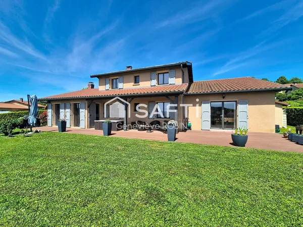 Villa traditionnelle dans un secteur résidentielle, vue dégagée imprenable, proximité village