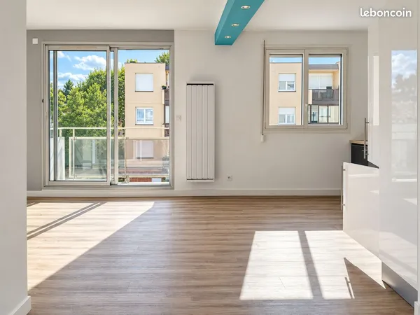 REIMS HYPERCENTRE - T3 74 m² - BALCON - CALME - GRAND BOX FERMÉ AVEC BORNE ÉLECTRIQUE