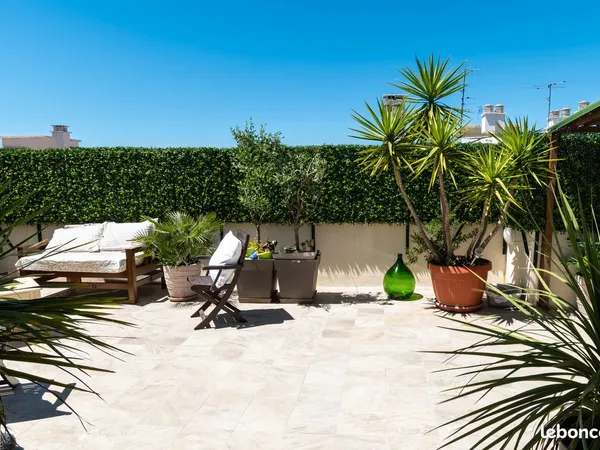 ANTIBES JUAN-LES-PINS - Dernier étage - 70 m² + 55 m² de terrasse plein sud - Esprit villa sur toit 